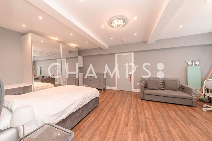4 Bedroom Flat To Rent In Flat, London, NW4
