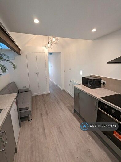 Studio To Rent In Park Avenue East, Stoneleigh, KT17