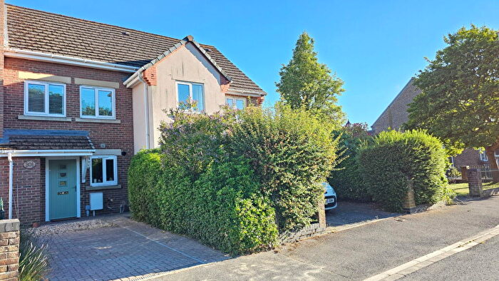 2 Bedroom Terraced House For Sale In The Oaks, Newbury, RG14