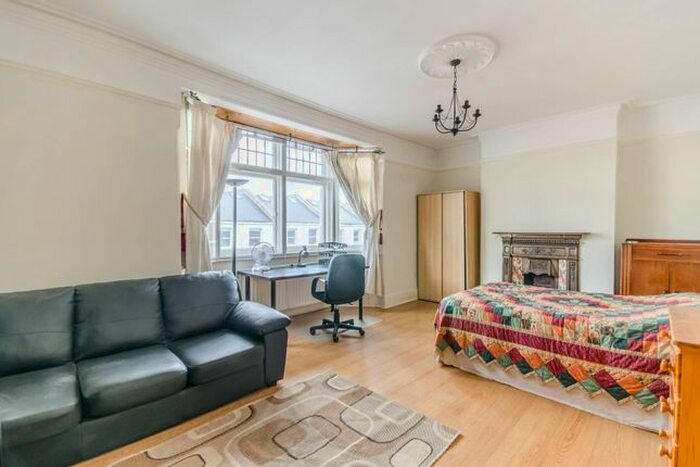 3 Bedroom Maisonette To Rent In Fuham Palace Road, Hammersmith, London, W6