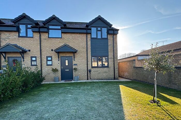 3 Bedroom Semi Detached House For Sale In Banwell Close, Carterton, OX18