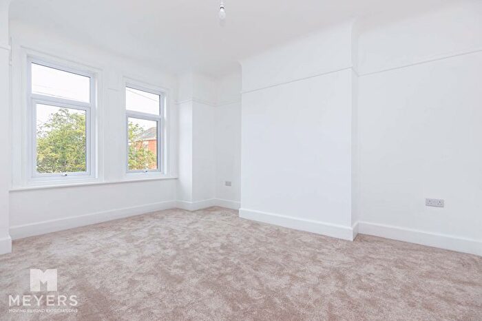 3 Bedroom Flat For Sale In Jumpers Avenue, Christchurch, BH23