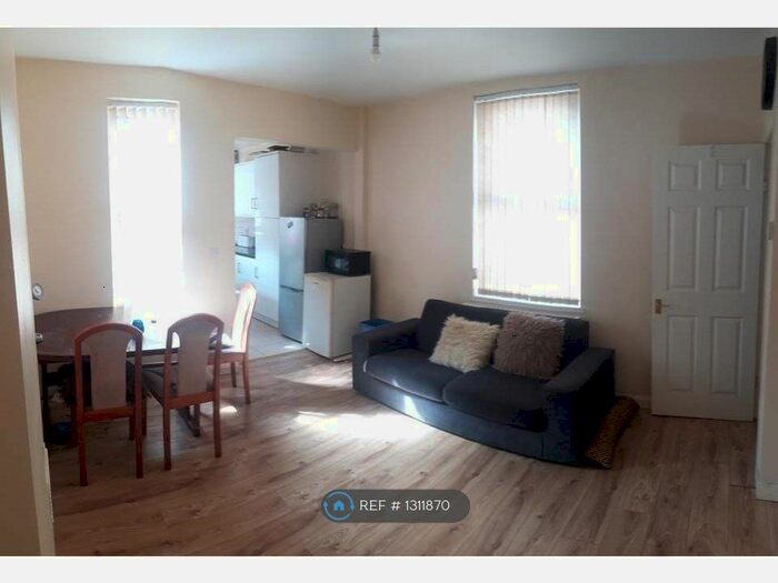 3 Bedroom Semi-Detached House To Rent In Meadow Lane, Nottingham NG2