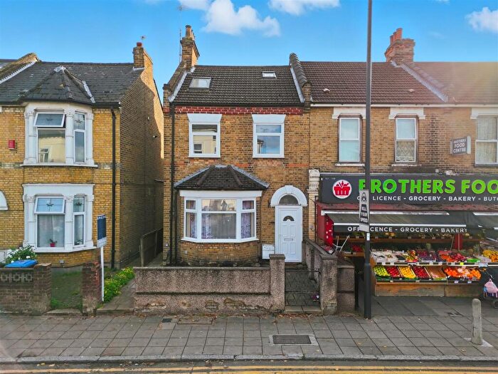 4 Bedroom End Of Terrace House For Sale In Ordnance Road, Enfield, EN3