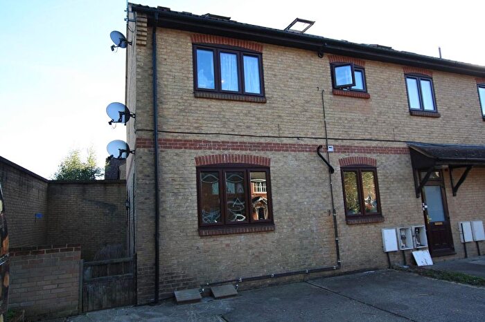 2 Bedroom Flat To Rent In Portland Road, Dorking, Surrey., RH4