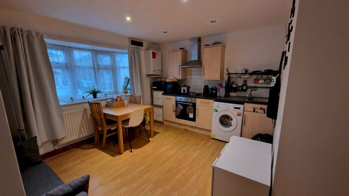 2 Bedroom Flat To Rent In Warren Avenue, Shirley, Southampton, SO16