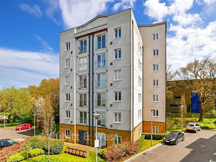 2 Bedroom Flat For Sale In West Green Drive, West Green, Crawley, West Sussex, RH11