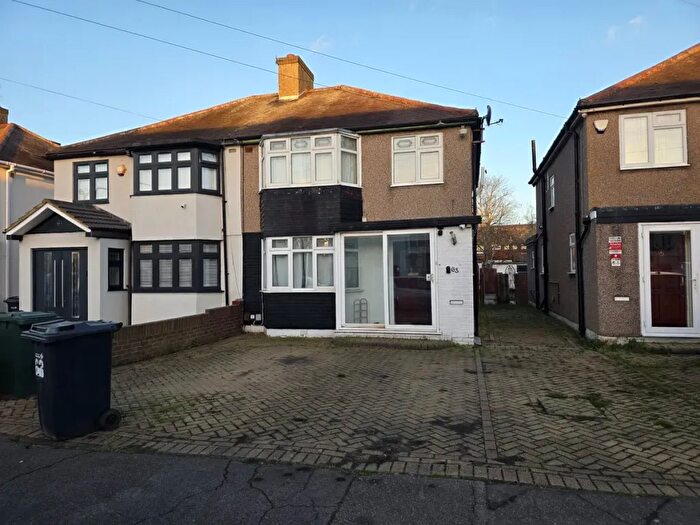 4 Bedroom Detached House To Rent In The Glade, Ilford, IG5