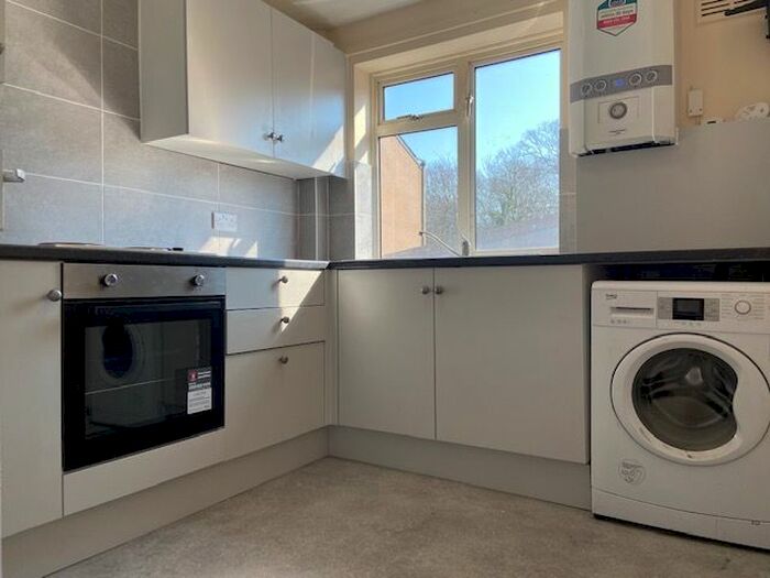 2 Bedroom Flat To Rent In Greggs Wood Road, Tunbridge Wells, TN2