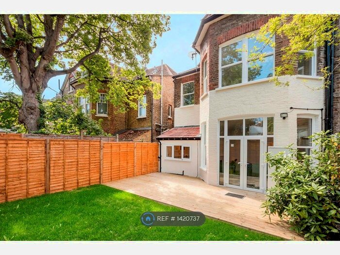 3 Bedroom Flat To Rent In Stanthorpe Road, London, SW16