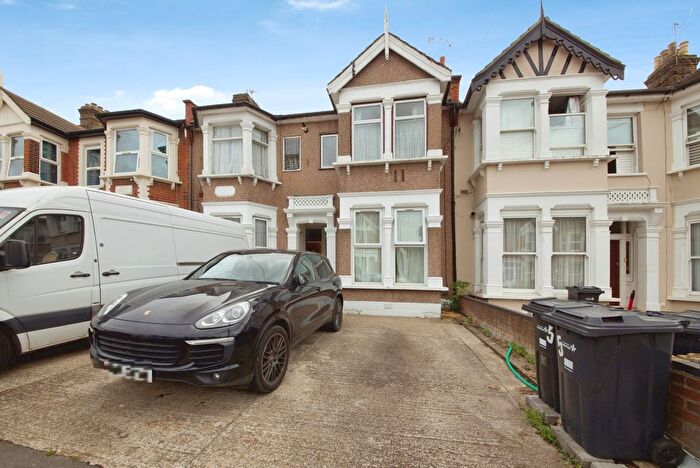 1 Bedroom Flat For Sale In Seymour Gardens, Ilford, IG1