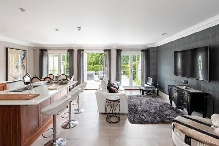 4 Bedroom Town House To Rent In Willoughby Lane, Bromley, BR1