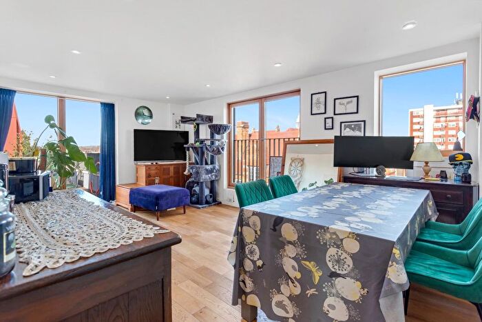 2 Bedroom Flat For Sale In Barretts Grove, London, N16