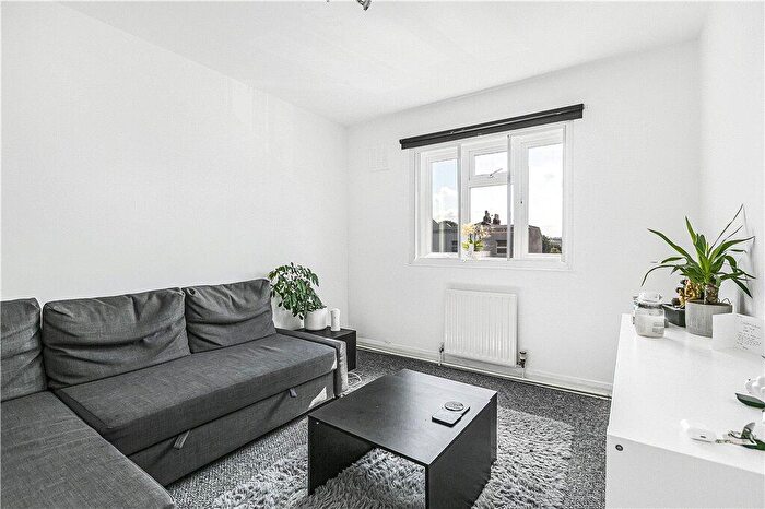 2 Bedroom Apartment To Rent In Caistor Road, London, SW12