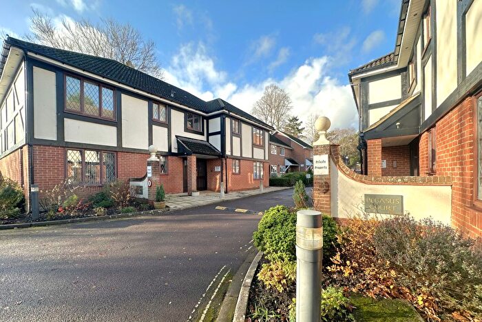 2 Bedroom Flat For Sale In Pegasus Court, Fleet, Hampshire, GU51