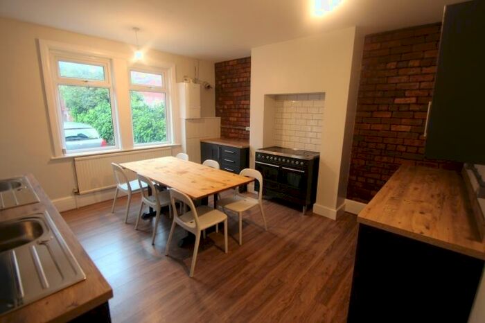 8 Bedroom Property To Rent In Kirkstall Lane, Headingley, Leeds, LS6