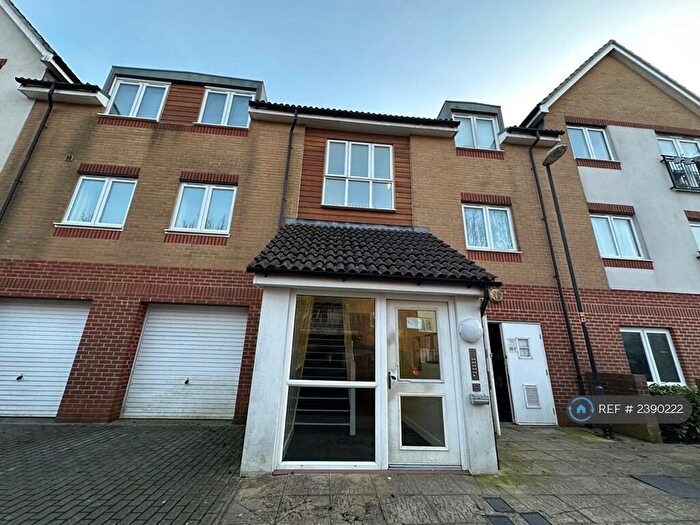 2 Bedroom Flat To Rent In Hollybrook Park, Bristol, BS15