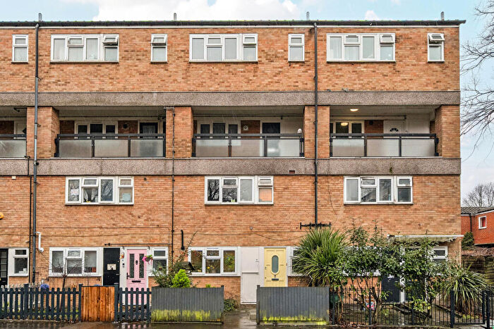 3 Bedroom Maisonette For Sale In Tovil Close, London, SE20