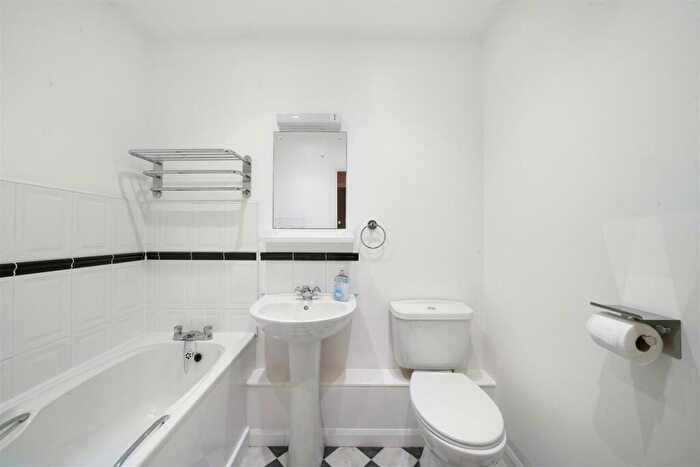 2 Bedroom Flat For Sale In Greenford Road, Harrow, HA1