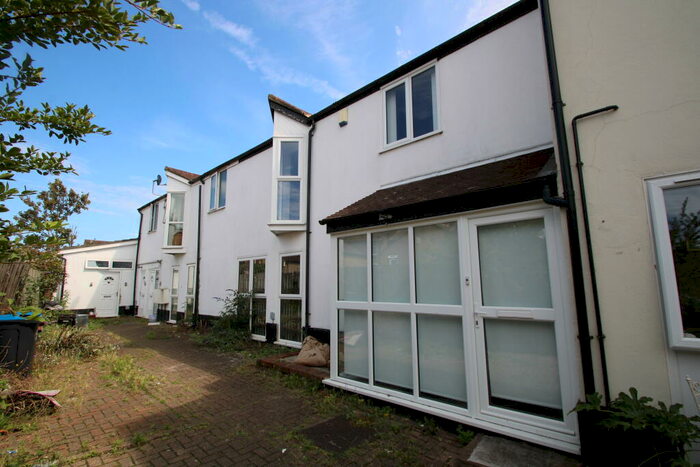 2 Bedroom House To Rent In Dennett Road, CR0