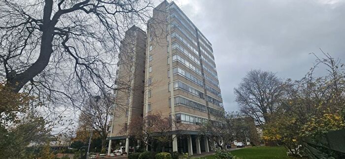 2 Bedroom Flat For Sale In Lower Mortlake Road, Richmond, TW9