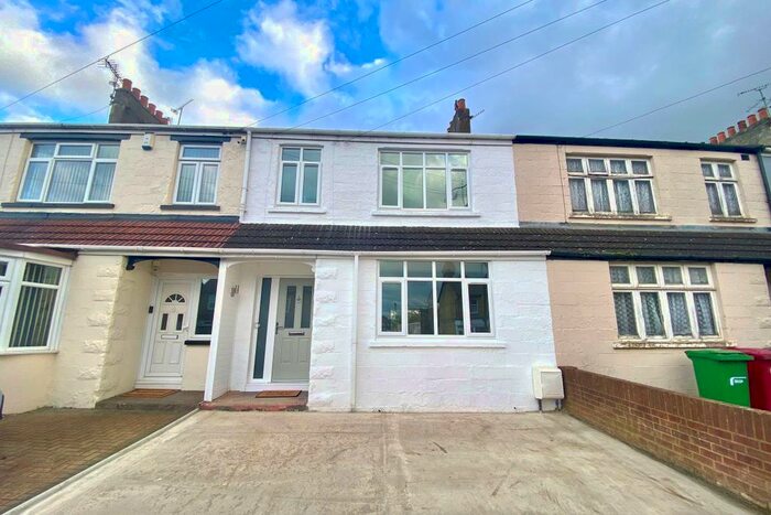 4 Bedroom Property To Rent In Stoke Road, Slough SL2