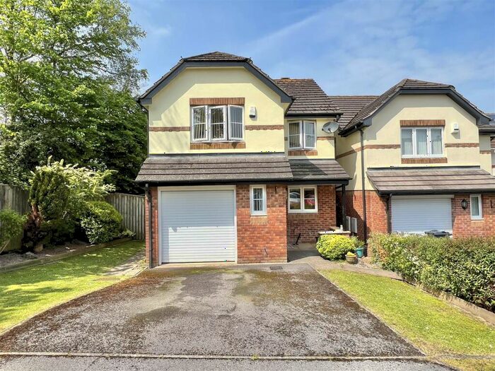 4 Bedroom Detached House For Sale In Newbery Close, Axminster, EX13