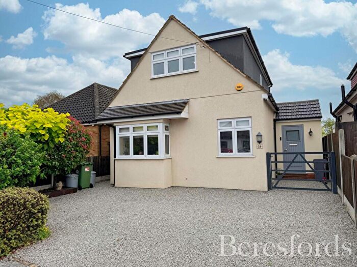 3 Bedroom Detached House For Sale In Sunningdale Road, Rainham, RM13