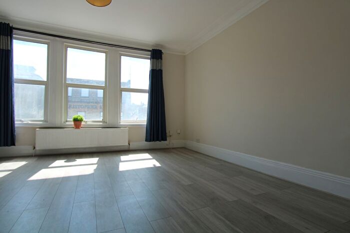 2 Bedroom Flat To Rent In High Street Colliers Wood, Colliers Wood, SW19