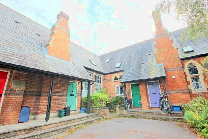 2 Bedroom House To Rent In The Old School HouseTemple RoadOxford, OX4