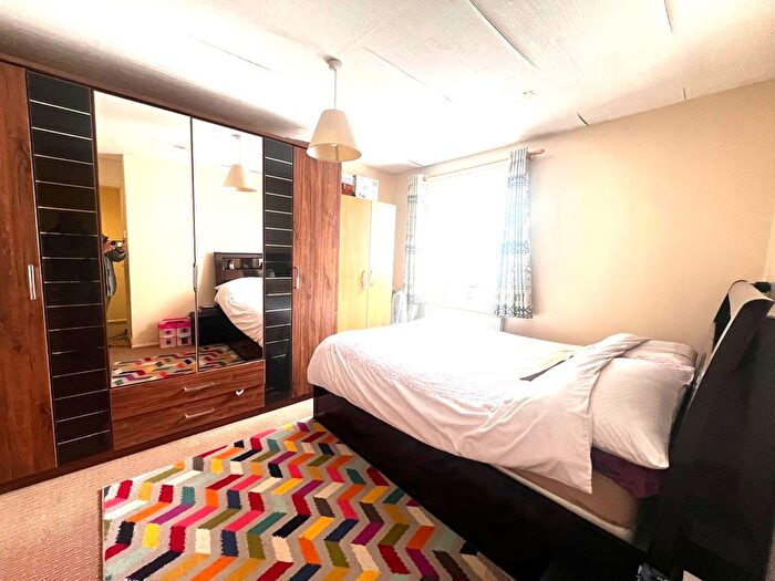 2 Bedroom Flat To Rent In Chelmer Crescent, Barking, IG11