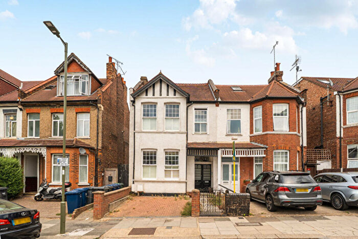 2 Bedroom Flat To Rent In Dollis Park, Finchley Central, London, N3