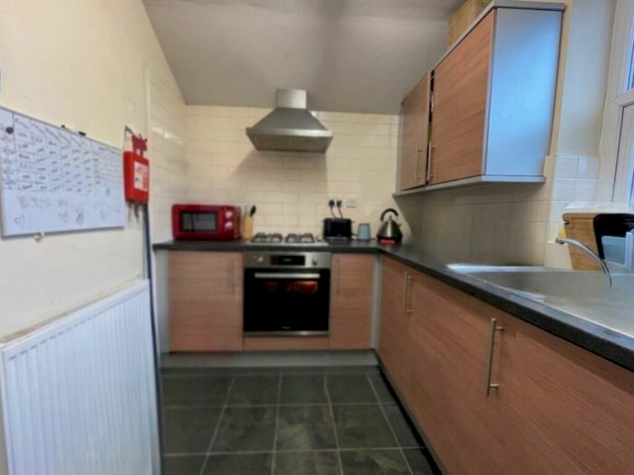 6 Bedroom Semi-Detached House To Rent In Wilkinson Street, S10