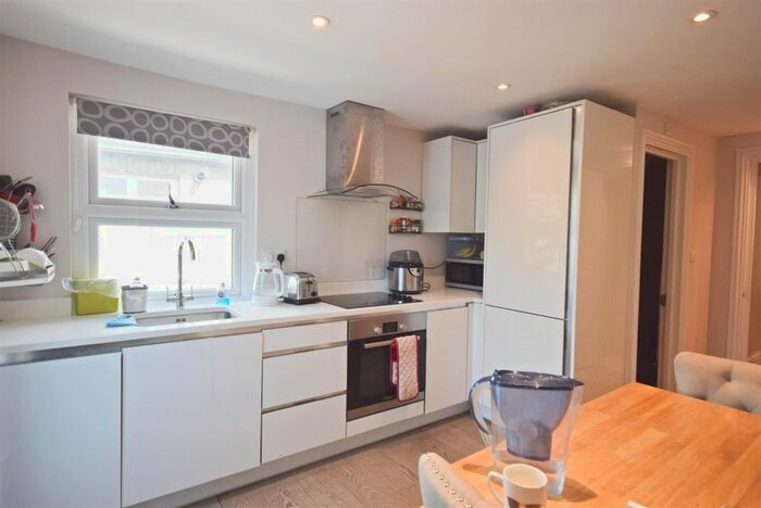 2 Bedroom Flat To Rent In Russell Road, Wimbledon, SW19