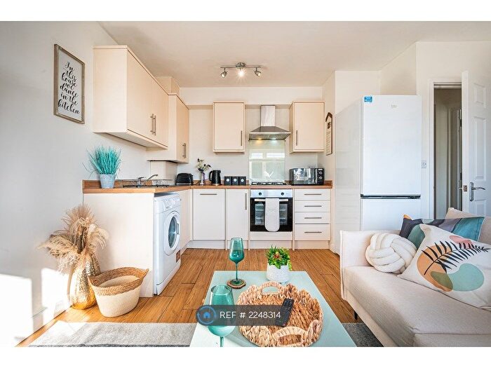 3 Bedroom Flat To Rent In Newcastle Road, Reading, RG2