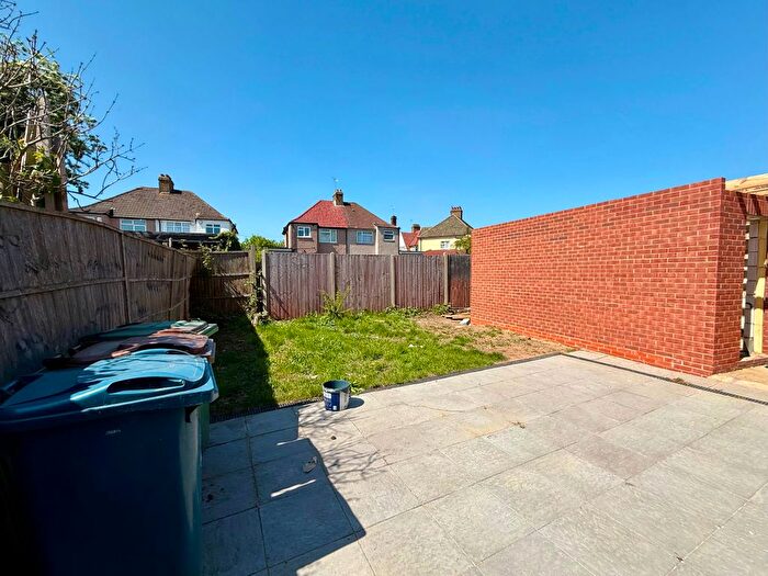 3 Bedroom Flat To Rent In Charlton Road, Harrow, HA3