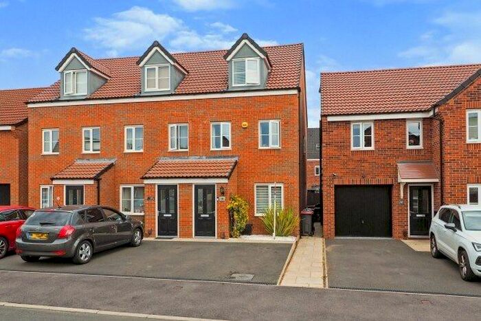 3 Bedroom Town House To Rent In Mustang Close, Nottingham, NG15