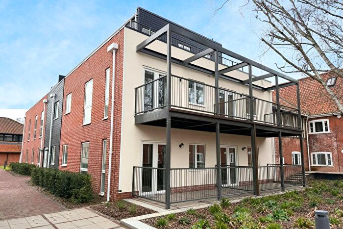 3 Bedroom Flat For Sale In Syer Court, Hadleigh, Ipswich, IP7