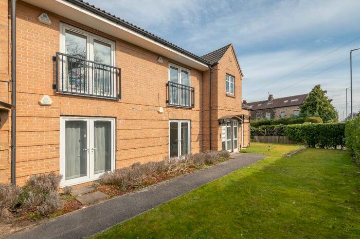 2 Bedroom Flat To Rent In Bramble Mews, Shadwell Lane, Alwoodley, Leeds, LS17