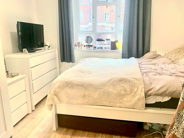 3 Bedroom Flat To Rent In Mackenzie Close, London, W12
