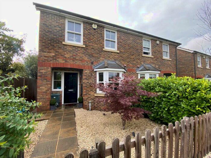 3 Bedroom Semi-Detached House To Rent In Adeyfield, HP2