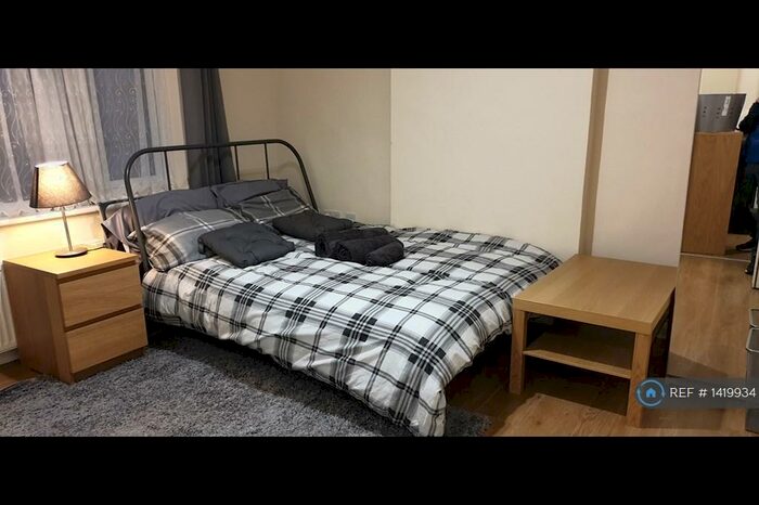 Studio To Rent In Coles Green Road, London, NW2