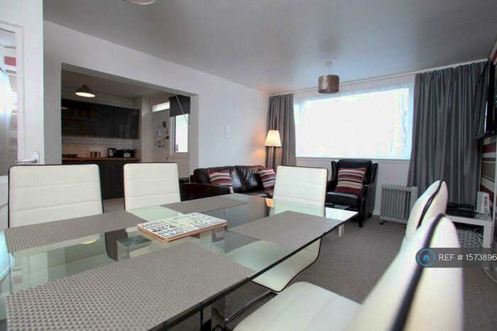 3 Bedroom Maisonette To Rent In Pentland Road, Glasgow, G43