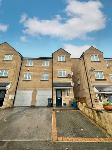 4 Bedroom Terraced House To Rent In Larkfield Court, Brighouse, HD6