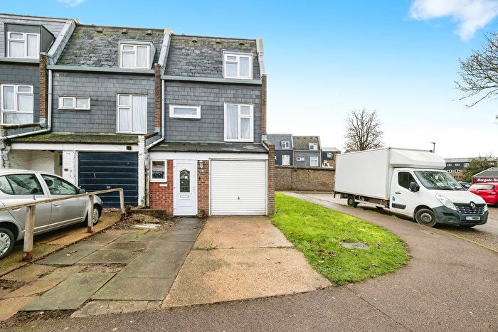 3 Bedroom Detached House For Sale In Saladin Drive, Purfleet-On-Thames, Essex, RM19