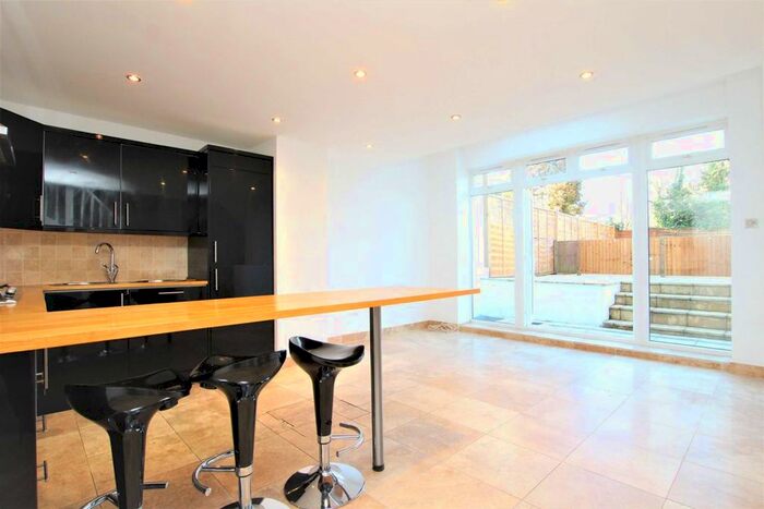 2 Bedroom Flat To Rent In Colney Hatch Lane, London N10