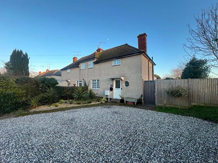 3 Bedroom Semi-Detached House For Sale In Holly Road, Woolmer Green, SG3