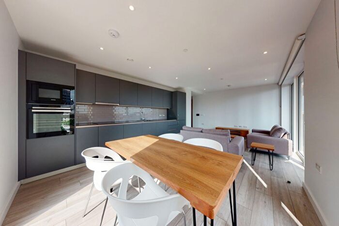 2 Bedroom Flat To Rent In New Lion Way, London, SE17