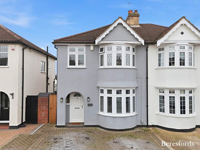 3 Bedroom Semi Detached House For Sale In Kenilworth Gardens, Hornchurch, RM12