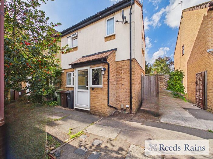1 Bedroom Semi-Detached House To Rent In Holden Close, Dagenham, RM8